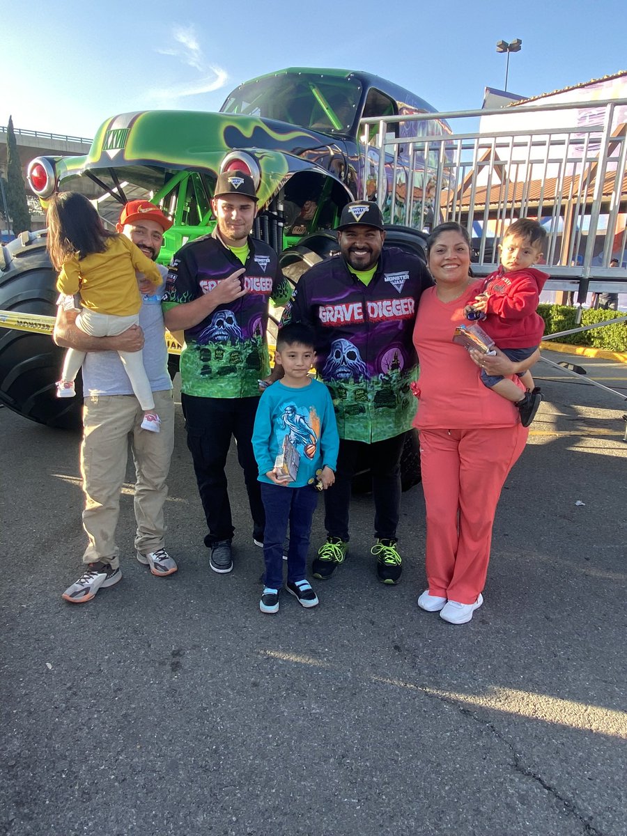 aremonster's tweet photo. Toño @aesquinca buenos días!!! Nos gustan mucho los #MonsterJam nos puedes regalar boletos para la familia más fan? Gracias!!! Vamos #CaminitoAlaEscuela en un sparkle smash!!! Obvio de Monster Jam https://t.co/Xvg8fGZ3mn