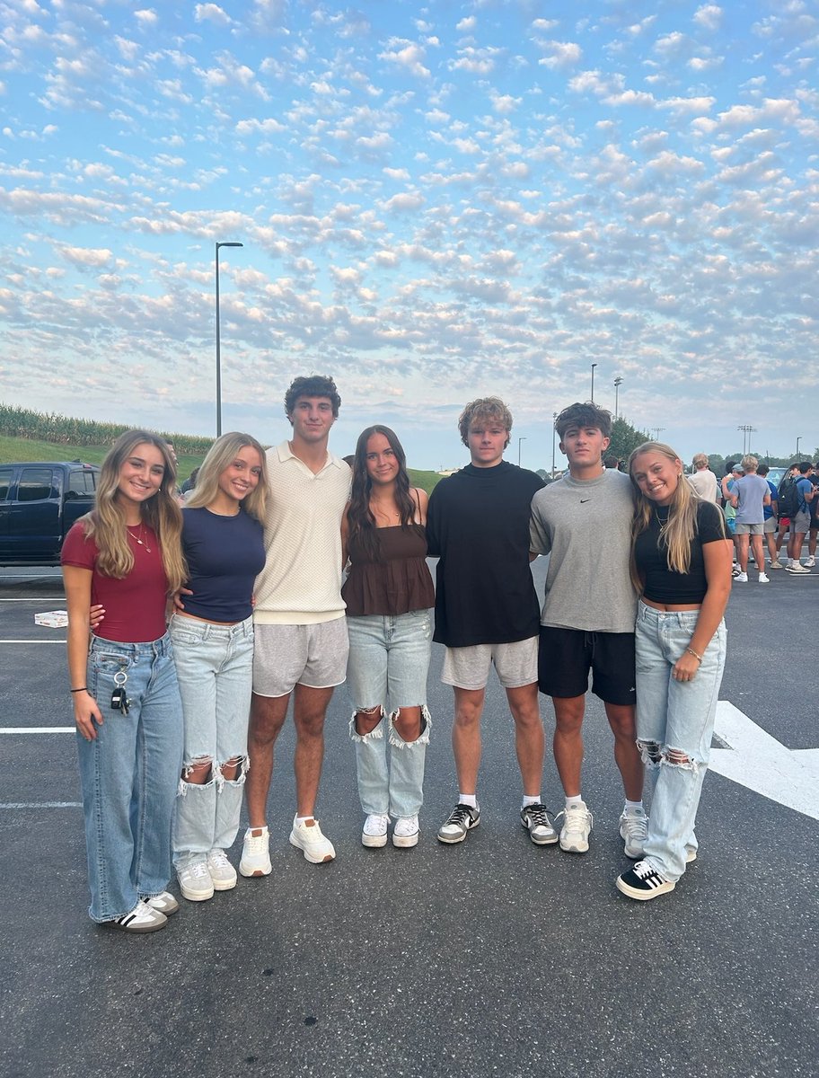 palmyraecho's tweet photo. Senior Sunrise! #phs #senior #2025senior #PalmyraAreaHS #Palmyraschools https://t.co/ZFdwGfGGvL