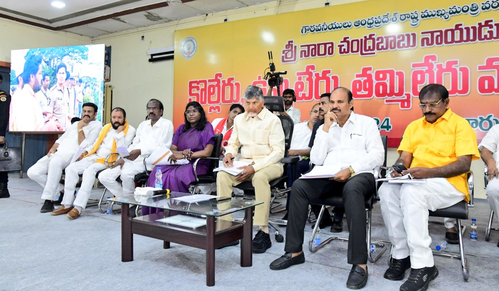 ఏలూరు జిల్లాలో వరద పరిస్థితిపై రాష్ట్ర ముఖ్యమంత్రి శ్రీ నారా చంద్రబాబు గారి అధ్యక్షతన ఏలూరులో జరిగిన సమీక్ష సమావేశంలో పాల్గొని  వరద వల్ల నియోజకవర్గ ప్రజల ఇబ్బందులు, ఉప్పుటేరు ఔట్ ఫాల్ డ్రెయిన్ సహా పలు సమస్యలను ముఖ్యమంత్రి శ్రీ నారా చంద్రబాబు గారికి వివరించడం జరిగింది