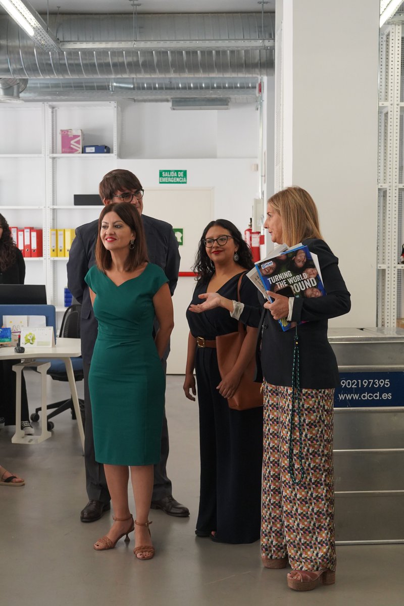 PlanInt_ES's tweet photo. ¡Gracias a @sirarego por visitar nuestra oficina! La ministra de Juventud e Infancia ha podido conocer cómo trabajamos por los derechos de la infancia y la igualdad de las niñas, además de reunirse con nuestro comité juvenil #YouthForChange. https://t.co/xBtD5UP5ma