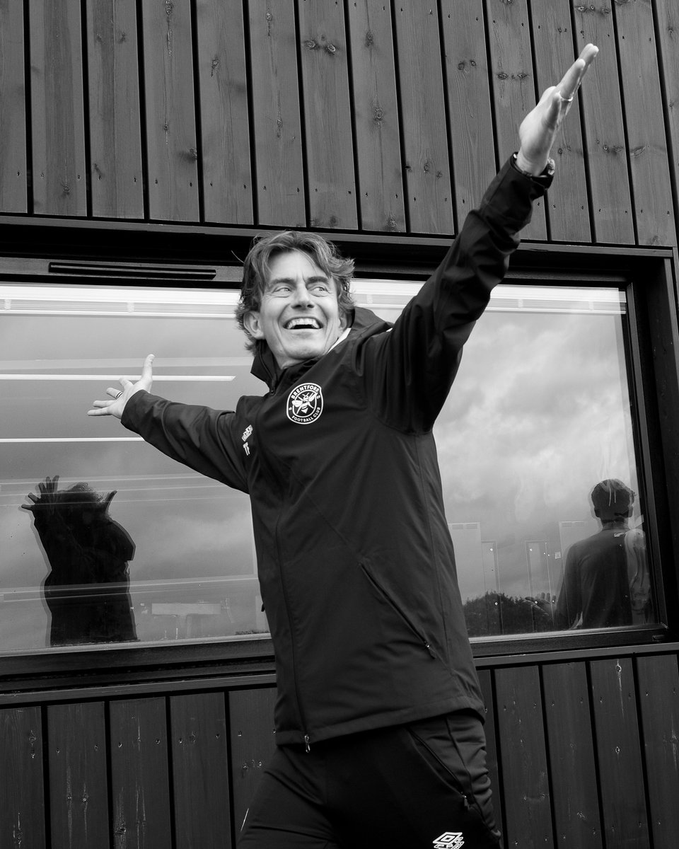 BrentfordFC's tweet photo. 🎶 Super Thomas Frank https://t.co/oDpyDBicCD