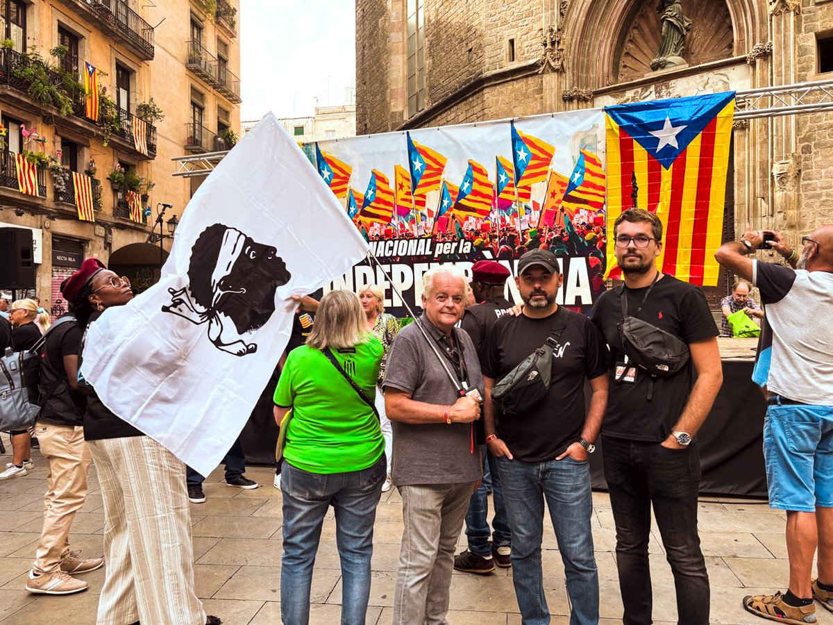 uRibombu.corsica tweet media