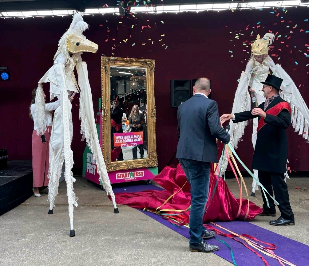 richardlamberst's tweet image. Wat een heerlijke dinsdag! Het ontwikkelfestival StartFest in de HJC Manege in #Tolbert trok maar liefst 1400 talenten, die zich konden oriënteren op hun toekomst bij 70 (regionale) bedrijven en organisaties. Mooie samenwerking tussen @wizgroningen, @Noordenveld en @GemWkwartier!