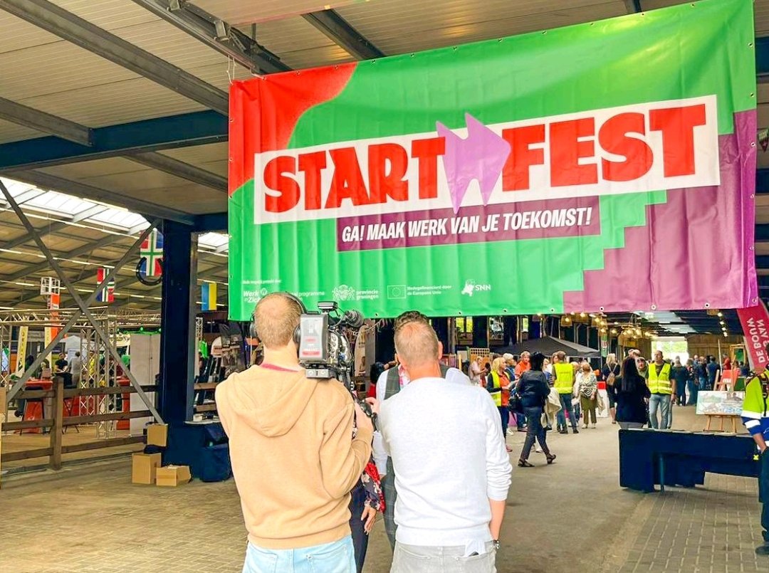 richardlamberst's tweet image. Wat een heerlijke dinsdag! Het ontwikkelfestival StartFest in de HJC Manege in #Tolbert trok maar liefst 1400 talenten, die zich konden oriënteren op hun toekomst bij 70 (regionale) bedrijven en organisaties. Mooie samenwerking tussen @wizgroningen, @Noordenveld en @GemWkwartier!