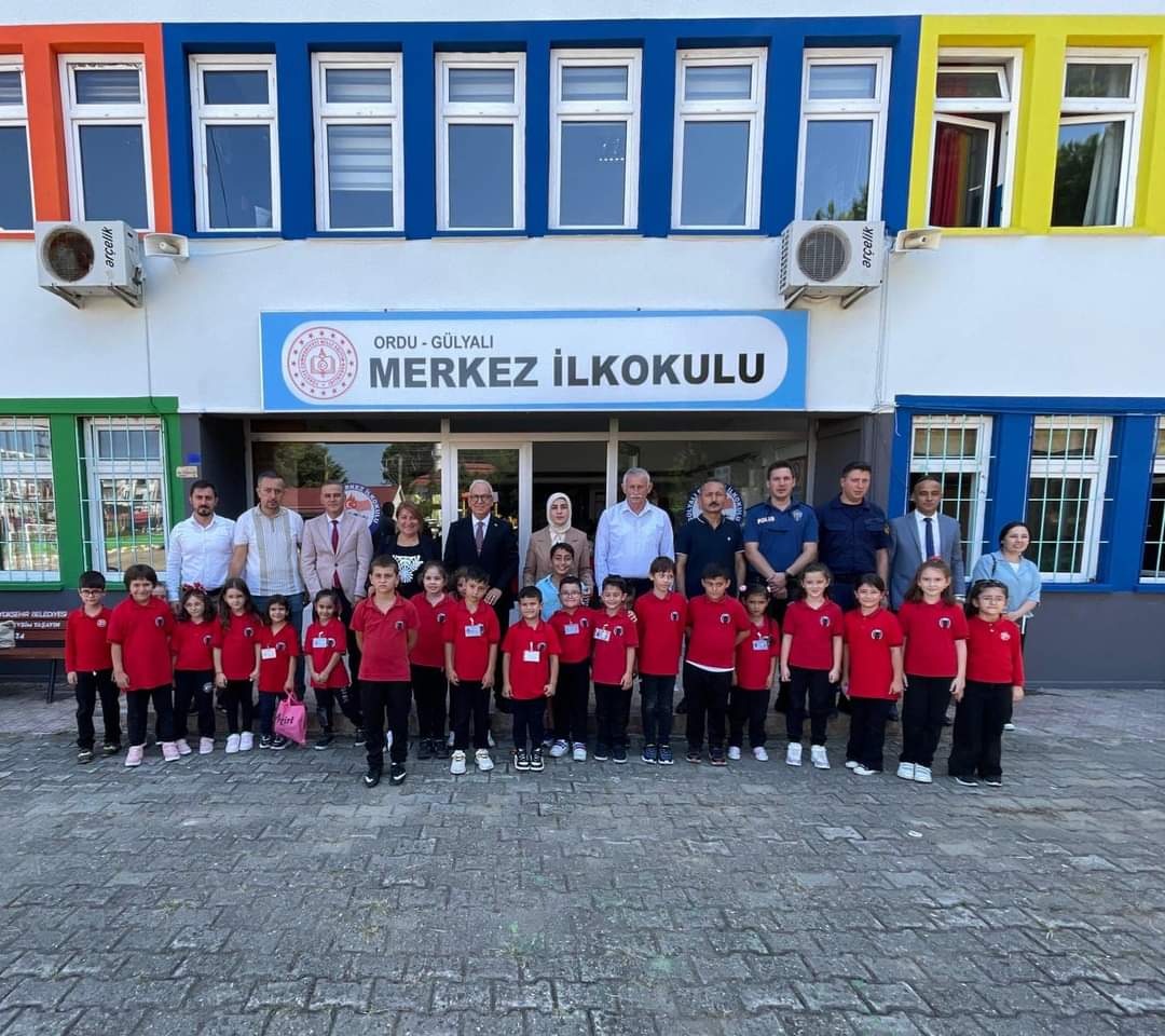 Okulumuza yapmış oldukları katkılarından dolayı,Sayın Şanser Şahin 'e  Kaymakamımız Sayın Hatice ÜSTÜN tarafından teşekkür plaketi takdimedildi. Değerli Hayırseverimize Gülyalı Merkez İlkokulu  Ailesi adına çok  teşekkür ediyoruz. <a href="/tcmeb/">Millî Eğitim Bakanlığı</a> <a href="/Yusuf__Tekin/">Yusuf Tekin</a> <a href="/mfvargeloglu/">MEHMET FATİH VARGELOĞLU</a> <a href="/_UstunHatice/">Hatice ÜSTÜN ADANUR</a>