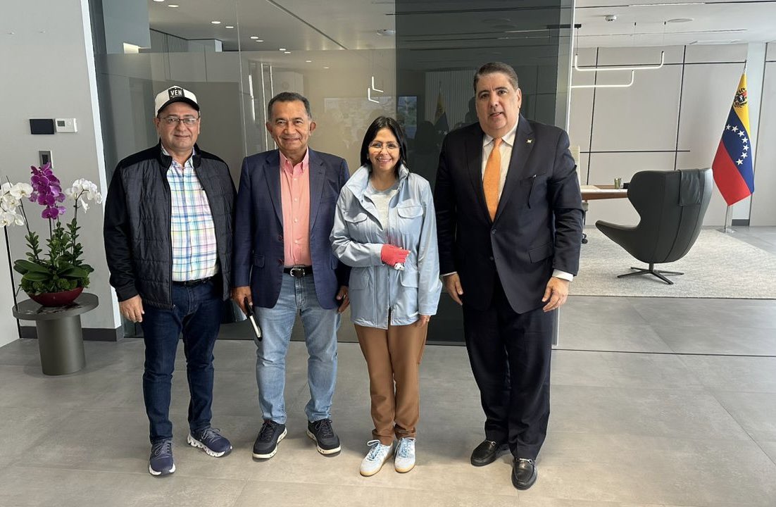 Alberto Galindez (@albertogalindez) on Twitter photo Esta reunión de trabajo, con la vicepresidenta <a href="/delcyrodriguezv/">Delcy Rodríguez</a> se produce en el ministerio de petróleo, tras la celebración de consejo federal de gobierno. Con el Sec general de gobierno del Zulia y el gob de Barinas, solicitando ayuda para seguir sirviendo a nuestros pueblos Esta reunión de trabajo, con la vicepresidenta <a href="/delcyrodriguezv/">Delcy Rodríguez</a> se produce en el ministerio de petróleo, tras la celebración de consejo federal de gobierno. Con el Sec general de gobierno del Zulia y el gob de Barinas, solicitando ayuda para seguir sirviendo a nuestros pueblos
