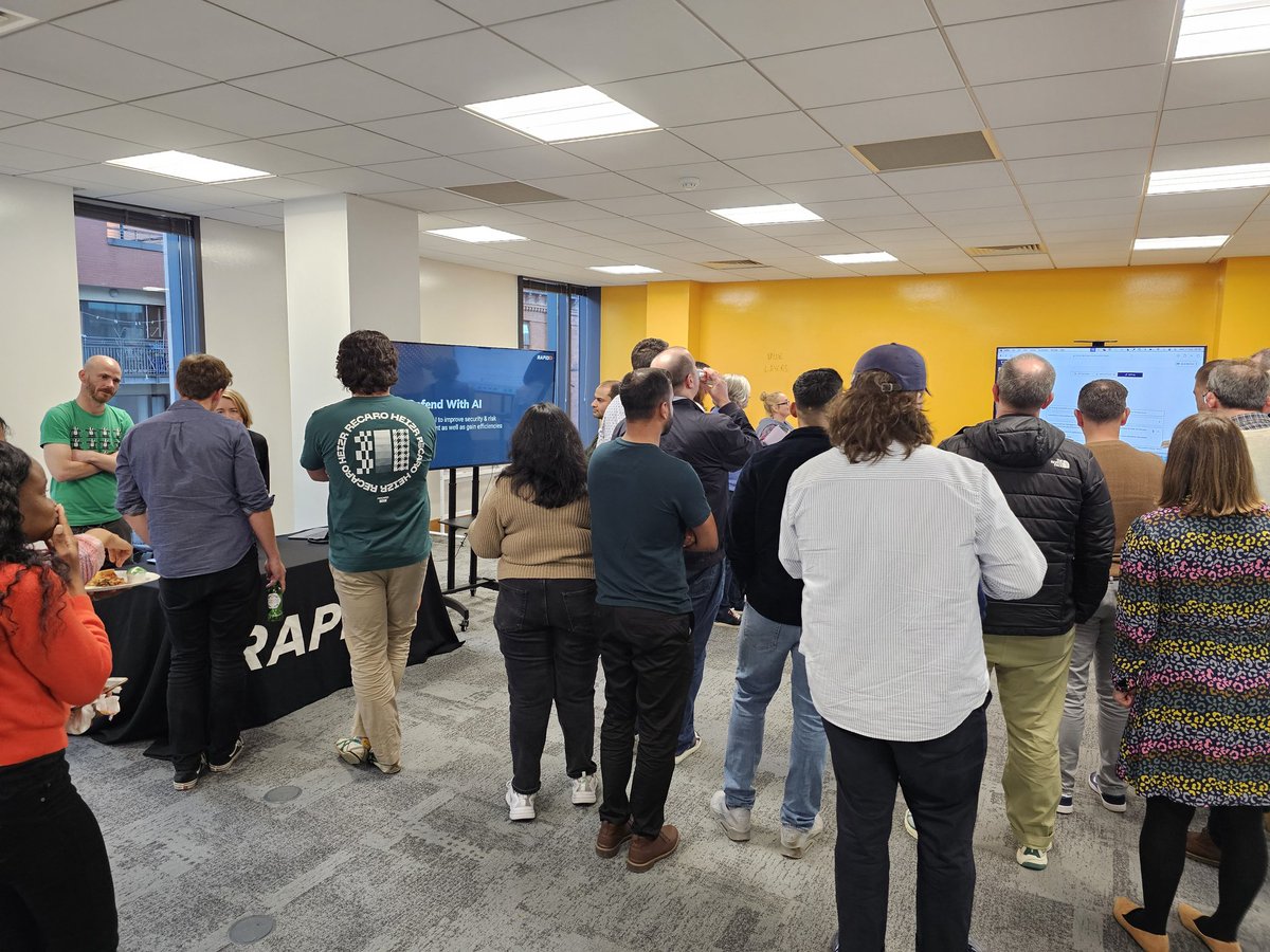 GarthGilmour's tweet photo. That was great fun. Panel Q&A followed by a Carousel of product demos and group discussion. Even had a chance to promote #MeetupFest and @NIDevConf. Thank you @ProductTankBFS and @Liberty_IT ๐. https://t.co/dfMRyxSKaJ
