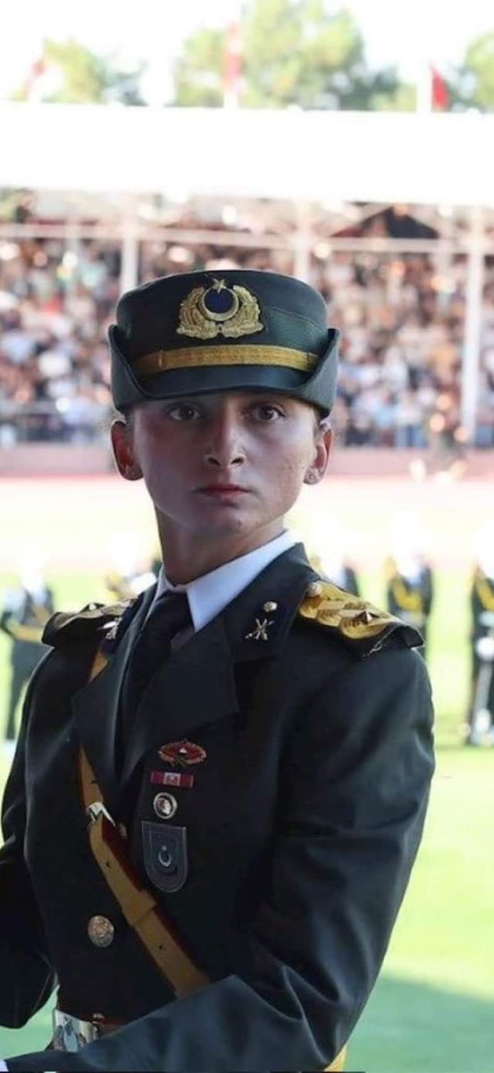 Yıllardır şeriat özlemi duyup duruyorlardı.
Sonra; şimşek bakışlı, kılıç çakışlı bir kadın çıkıp geldi, ortalığı tuz-buz ediverdi.

Hulusi Akar