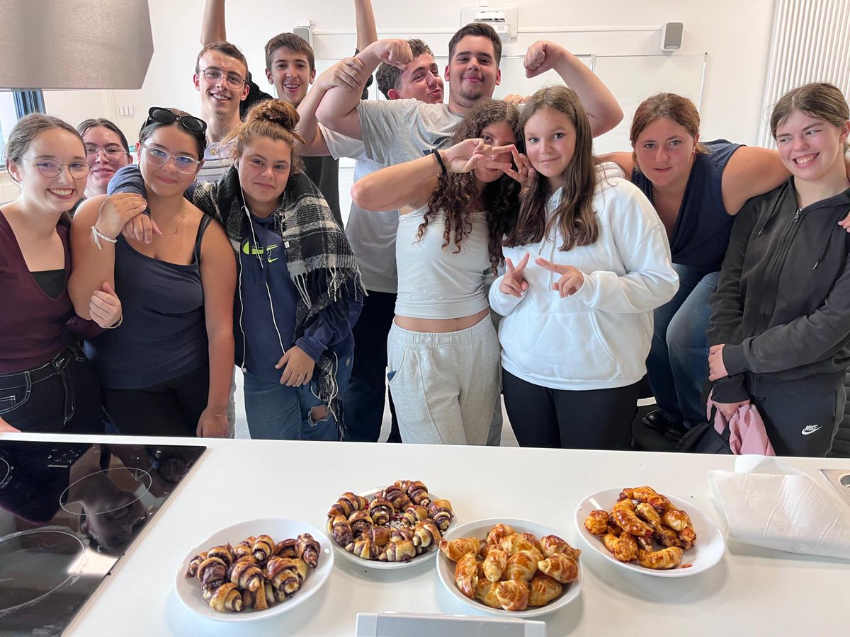 CapelleLycee's tweet photo. Les internes en cuisine !
Par temps de pluie, les élèves internes se réfugient en cuisine pour préparer des mets à partager avec les camarades. Les personnels de vie scolaire proposent tout au long de l'année des activités variées aux élèves avec le soutien de l'association MDL. https://t.co/W4r3rSLI01