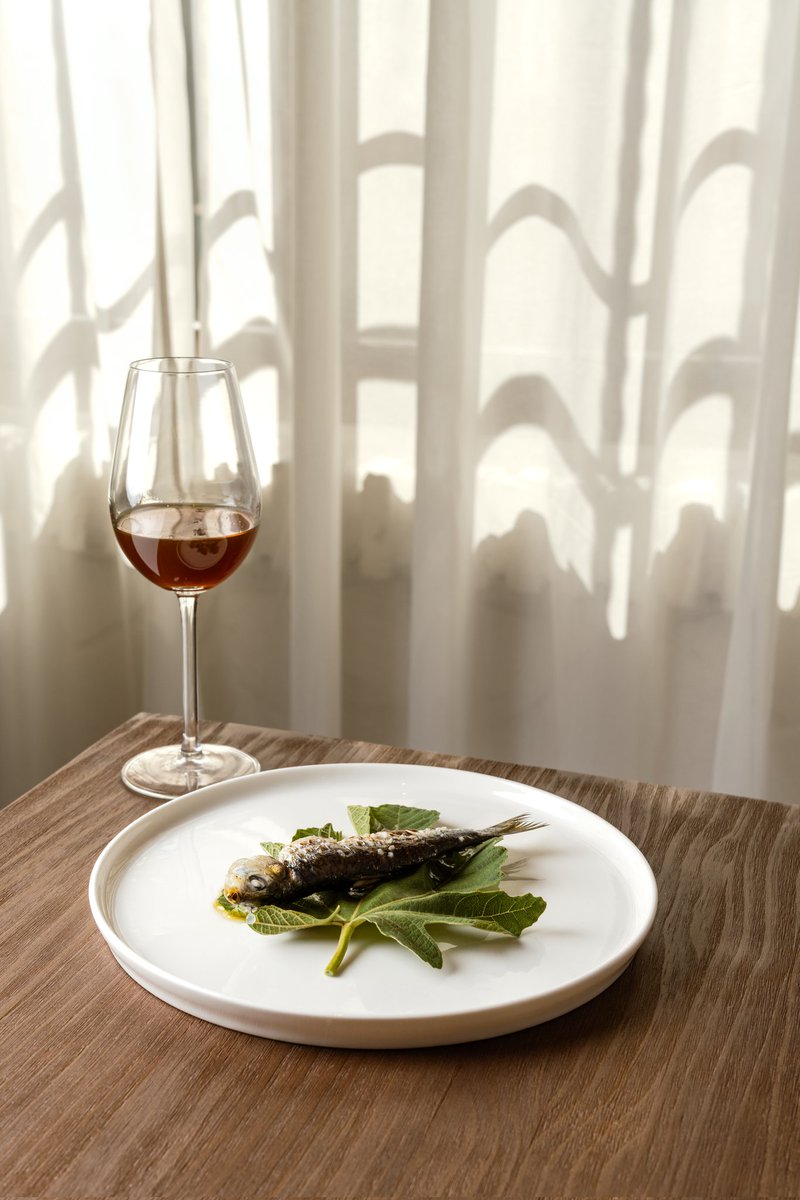 Consomé de tomate rosa muy asado, palo cortado y vinagre de Jerez - Sardina asada e higuera.

A la candela, para comer con las manos. El primer aperitivo. La memoria y los recuerdos de volver a donde fuimos felices.
 
 mesonsaborandaluz.com/reserva/