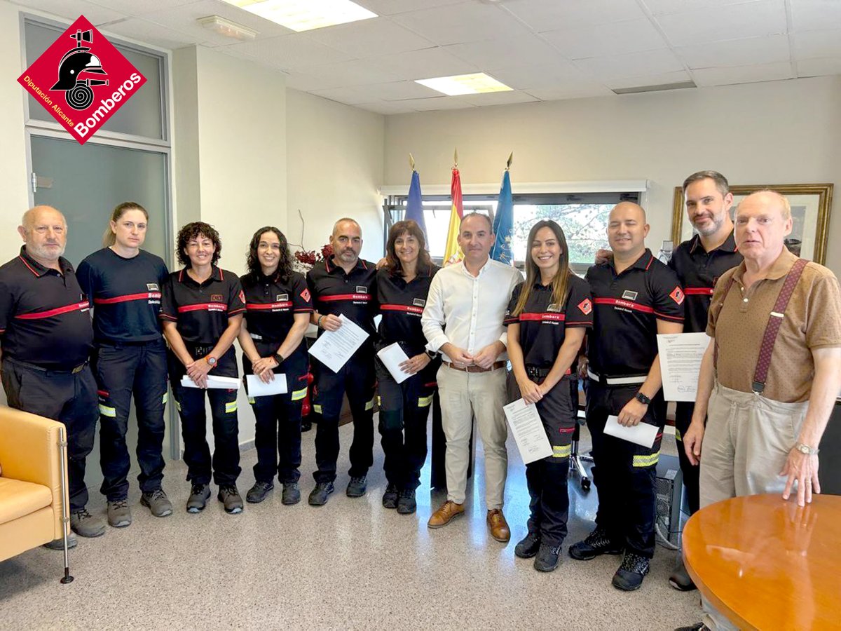 BomberosDipuALC's tweet photo. SI, PROMETO...Así respondían los 9 compañeros del #CCE Provincial de Alicante después de superar un largo proceso selectivo que culminaba ayer con la firma y toma de posesión como funcionarios en prácticas en el Parque Central de San Vicente¡ENHORABUENA compañeros!#cpba #Control3 https://t.co/odAaQmUVAV