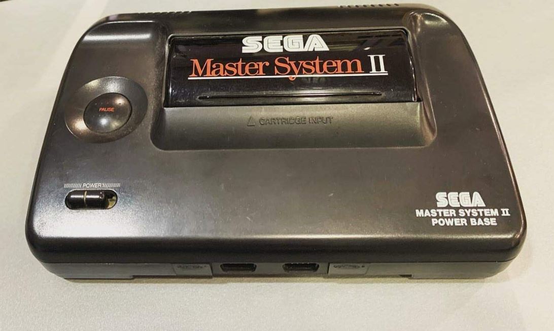 WVideogiochi's tweet image. Ricordo ancora quel giorno come se fosse ieri: ero un bambino e i miei genitori mi portarono in un negozio di cui, lo ammetto, non ricordo il nome... ma quello che mi comprarono sì!  Era il Sega Master System 2, la mia prima console!🎮 

#nostalgia #sega #segamastersystem2