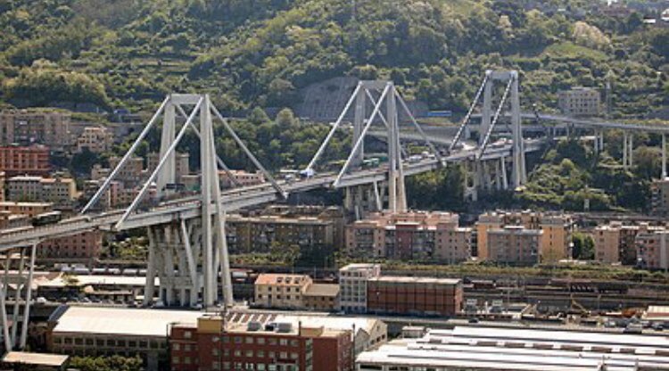 LuckyLu52078797's tweet image. #Autobahnbrücke der mautpflichtigen #Autostrada A10 in
#Genua #Italien. Die #Schrägseilbrücke wurde von #RiccardoMorandi geplant und von 1962 bis 1967 errichtet. Am 14. August 2018 stürzte der westliche der drei #Pylone mit einem etwa 250 Meter langen Teilstück der #Fahrbahn ein.