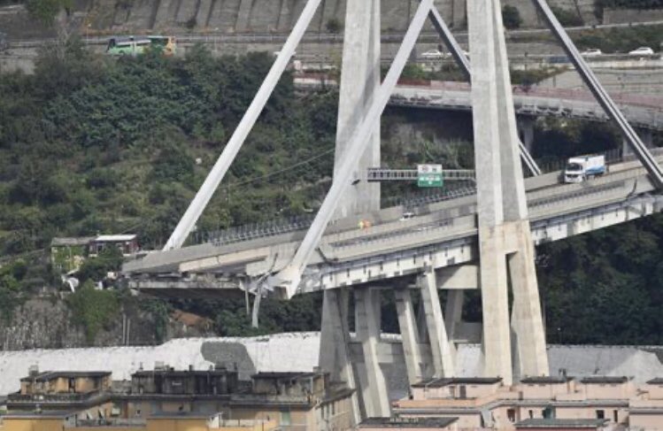 LuckyLu52078797's tweet image. #Autobahnbrücke der mautpflichtigen #Autostrada A10 in
#Genua #Italien. Die #Schrägseilbrücke wurde von #RiccardoMorandi geplant und von 1962 bis 1967 errichtet. Am 14. August 2018 stürzte der westliche der drei #Pylone mit einem etwa 250 Meter langen Teilstück der #Fahrbahn ein.