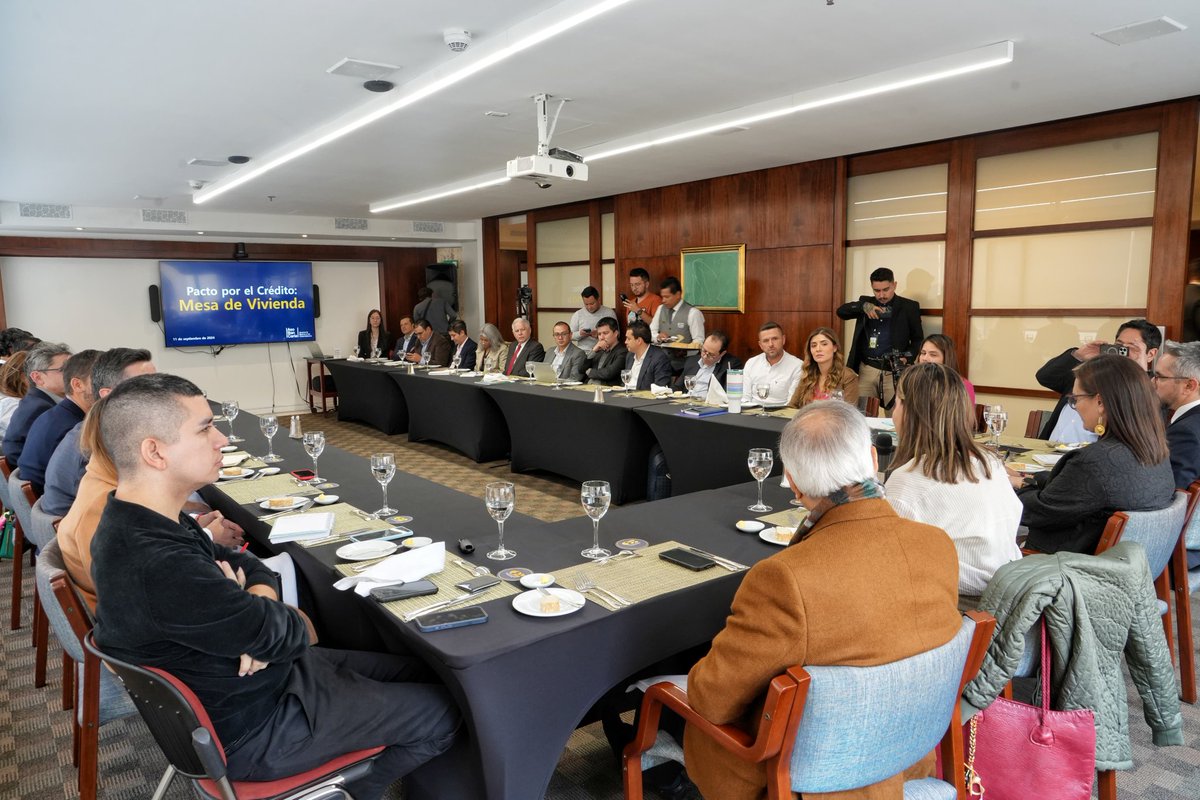 HelgaMaRivasAr's tweet photo. #AEstaHora estamos en la mesa de #PactoPorElCrédito con @asobancaria, @MinHacienda, @FNAAhorro, @ANDI_Colombia y @CamacolColombia articulando acciones, entre el sector público y privado, por la reactivación económica, para trabajar mancomunadamente por el sector del hábitat. https://t.co/YMSSJh5JMq