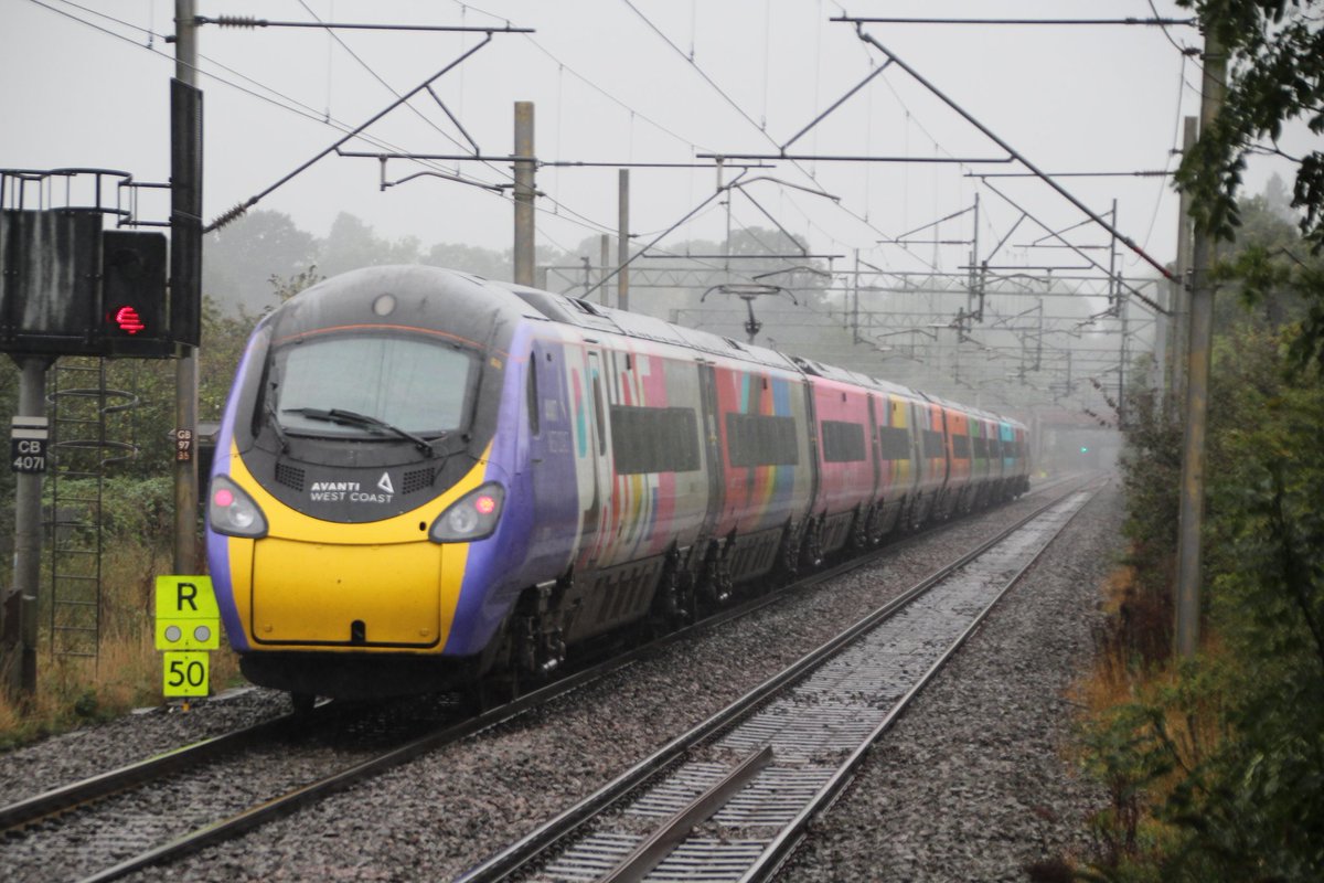 🚂📷#RailwayPhotography 
Shots at Tile Hill yesterday on what was a rather damp hour or so in the mother land. Featuring <a href="/GBRailfreight/">GB Railfreight</a> <a href="/LNRailway/">London Northwestern Railway</a> and <a href="/AvantiWestCoast/">Avanti West Coast</a>'s 'pride' train and new Evero sets.