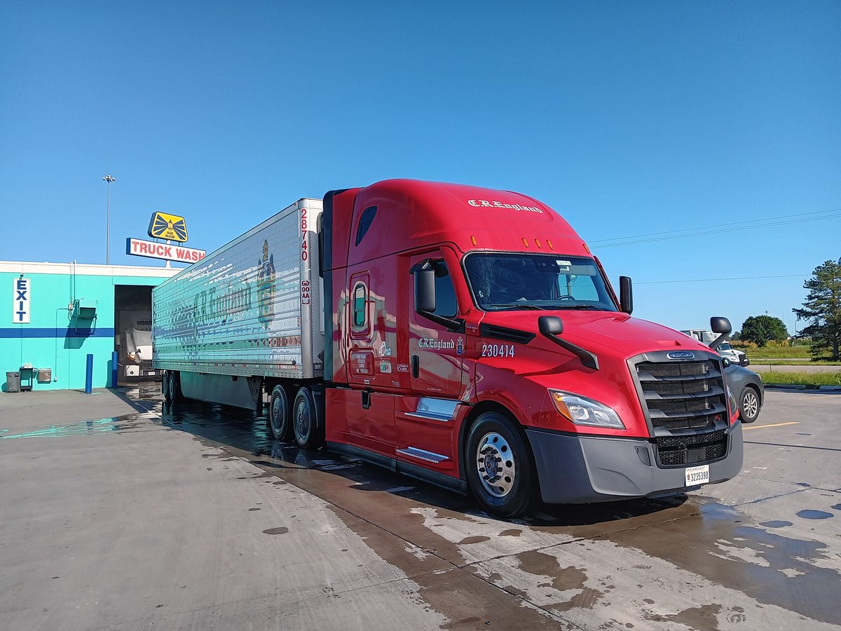 CREngland's tweet photo. "Greatness lies in the details, take pride in your equipment and your work."
Our driver, James R., takes pride in his ride! Thanks for sharing your clean truck, James!
#CREngland #DriveCRE #Trucking #CleanRig #HonorTheCrest https://t.co/CWc7cTULdm
