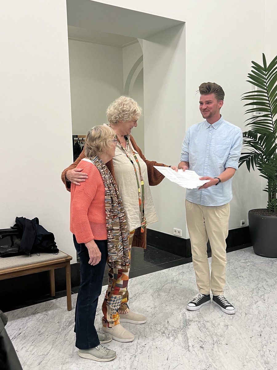 VVDGroningen's tweet photo. Namens standkraamhouders en hun sympathisanten worden ruim 2100 handtekeningen aangeboden aan gemeenteraad tegen voornemen College dat elke avond alle kramen moeten worden  afgebroken, kramen hoor bij het centrum, verander niet alles. laat ons ondernemen is hun vurige pleidooi! https://t.co/CuNIOvCzDo