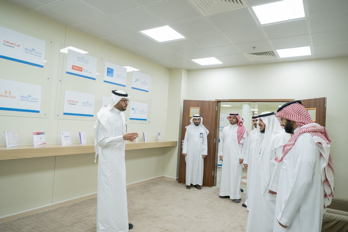 QassimUniv1's tweet photo. سعادة وكيل #جامعة_القصيم للشؤون التعليمية الدكتور فهد الأحمد يزور مقر الكلية التطبيقية لمتابعة سير العملية التعليمية ومراكز الشهادات الاحترافية المهنية، بحضور سعادة الرئيس التنفيذي للكلية، وأعضاء المجلس التنفيذي. https://t.co/4isQDhLQME