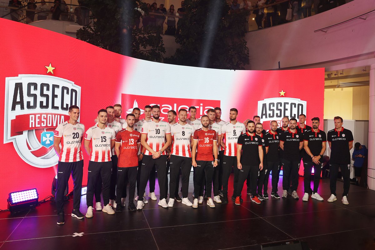 Drużyna zaprezentowana ✨️
Dziękujemy, że byliście z nami 🤍❤️

📸 C. Witek