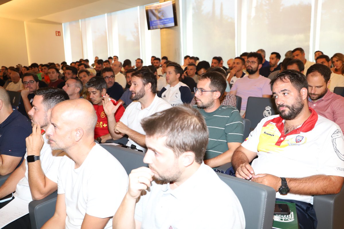 <a href="/atezaincoach/">luis llopis</a> <a href="/alvarog_rey/">Álvaro Gómez-Rey</a> Tercera ponencia de la primera Jornada de Actualización y Reciclaje de la temporada 2024-2025 organizada por <a href="/EntrenadoRffm/">Comité y Escuela de Entrenadores de la RFFM</a>, que se está llevando a cabo en Valdebebas 

Rubén Cipriano - 'Entrenamiento basado en situaciones jugadas: diseño y periodización'