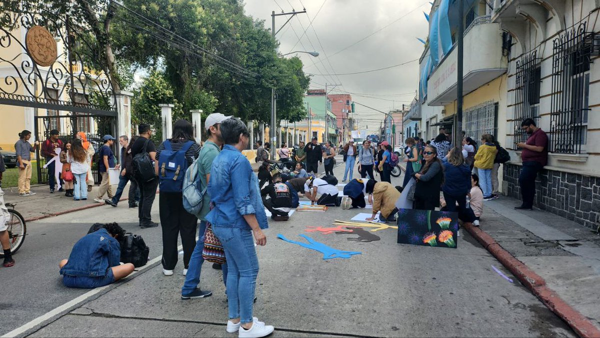 festivalesgt's tweet image. 📢 Artistas, educadores, estudiantes, colectivos y organizaciones se reunen para exigir condiciones dignas para el aprendizaje y enseñanza del arte en la ciudad de Guatemala 🇬🇹
Arte, consciencia y resistencia ❤️‍🔥🎭
#artivismo #guatemala #movilizaciones #educación