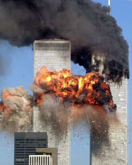 Hoy no es un dia normal en estados unidos
Un 11 de septiembre de 2001 pasaba un momento muy tragico en Nueva York,dos aviones se chocaron en las dos torres,que en hoy en dia el atentado se cumple 23 años