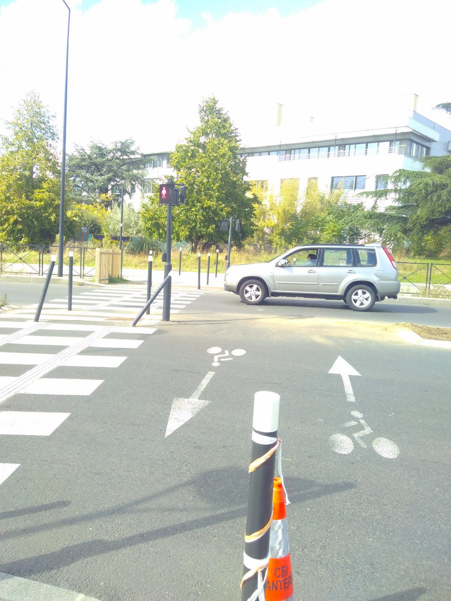 DANGER : Le réglages de feux est redevenu problématique. Le feu pour les cyclistes et piétons restent rouge. Il faut appuyer sur le bouton pour déclencher son passage au vert (- de 10s). Ce que ne font bien sûr aucun cyclistes ici vu le positionnement du bouton ☠️🧐