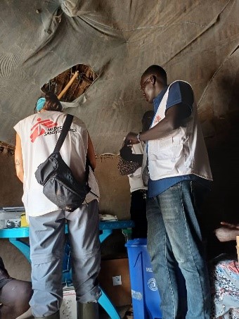 MSF_SouthSudan's tweet photo. Access to healthcare in #Ulang County is a challenge, especially for those living in remote areas.
@MSF teams travel to distant locations like #Mandeng & #Nassir monthly to screen for TB, collect samples, & ensure patients receive proper diagnosis & treatment. https://t.co/9T2Yt88V2V
