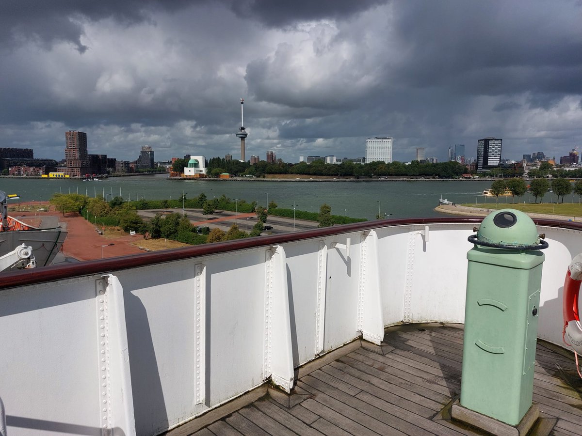 Mooie luchten vanmiddag op de Grande Dame. <a href="/010byday/">Rotterdam by Day</a>