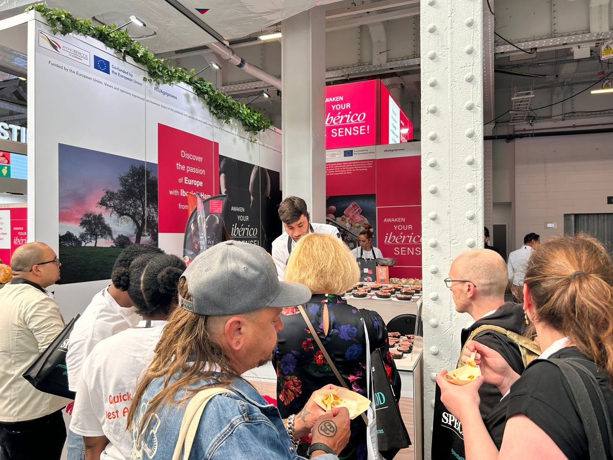 Somos Muy Ibéricos (@somosibericos) on Twitter photo ¿A quién no le gusta disfrutar de unas buenas #CarnesIbéricas?
Éxito rotundo del showcooking del #Ibérico entre los asistentes a la <a href="/SpecialityFair/">Speciality & Fine Food Fair</a> en #Londres.
#AwakenYourIbéricoSense ¿A quién no le gusta disfrutar de unas buenas #CarnesIbéricas?
Éxito rotundo del showcooking del #Ibérico entre los asistentes a la <a href="/SpecialityFair/">Speciality & Fine Food Fair</a> en #Londres.
#AwakenYourIbéricoSense