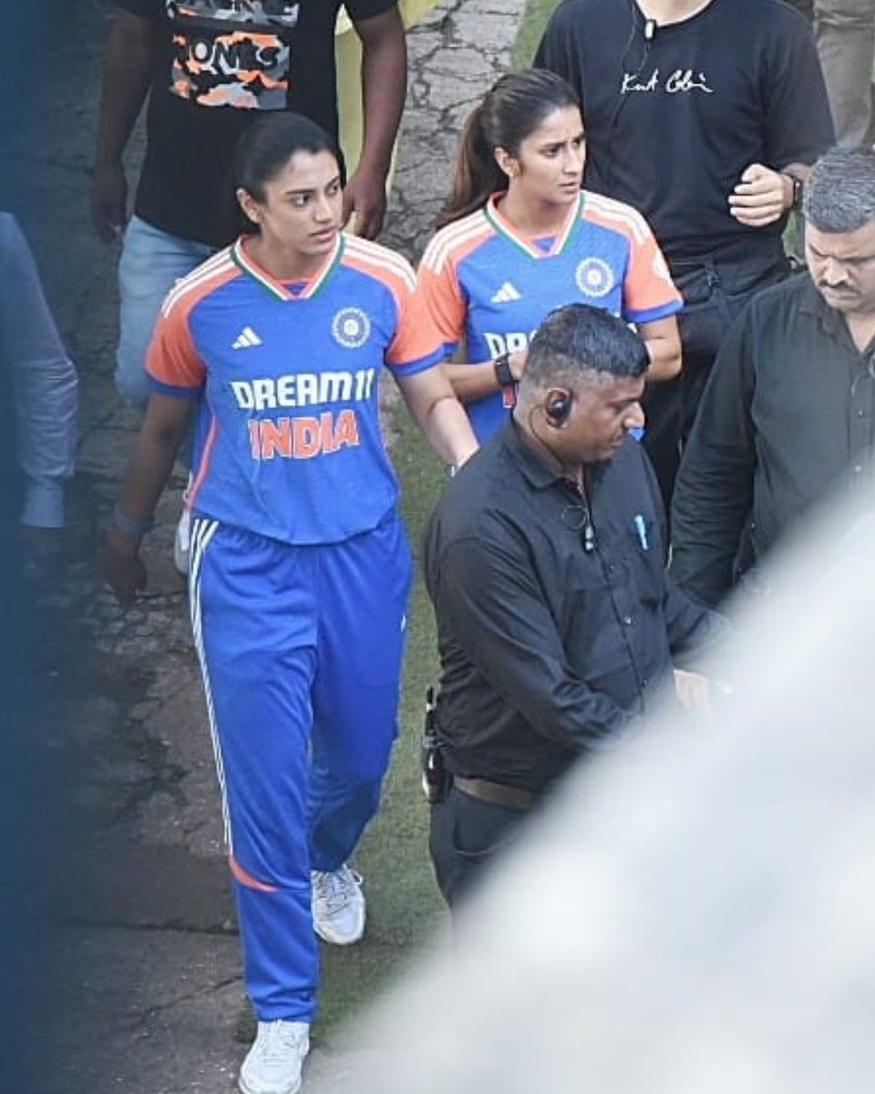 etimes's tweet photo. #ETimesExclusive
Indian women's cricket stars #SmritiMandhana, #HarmanpreetKaur, and #JemimahRodrigues shine during an ad shoot
📸 Nilesh Wairkar https://t.co/1FEYXlFjM8