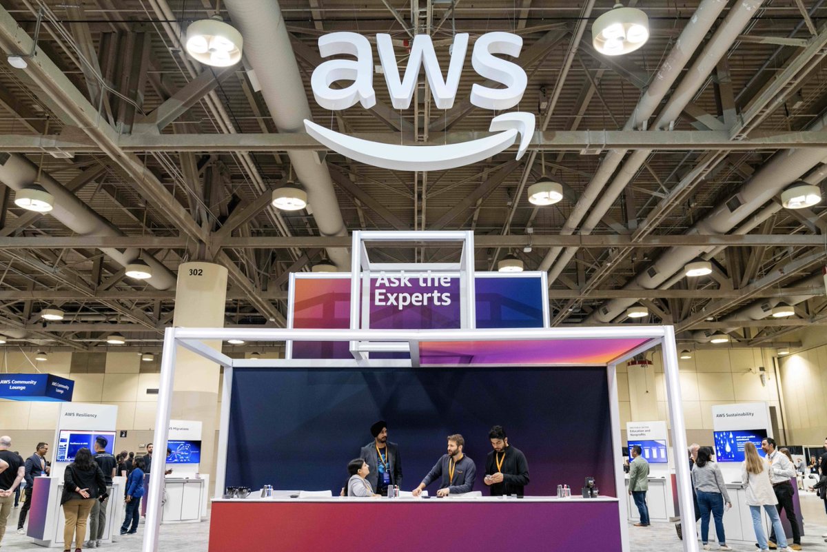 C'est l'heure ! 🎬 Le #AWSSummit Toronto 2024 est arrivé au Palais des congrès du Toronto Métropolitain. Des passionnés de technologie de partout au pays se rassemblent pour s'immerger dans un monde d'innovation.