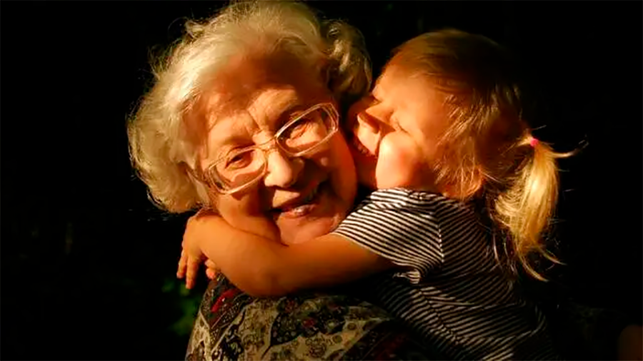 Abuelas como fulanas por Salvador Sostres
La psicóloga Anna Freixas se lo pregunta: "¿Por qué las abuelas y abuelos tienen que cuidar gratis a los nietos y nietas, mientras que el mismo trabajo, si lo hiciese otra persona, un canguro, cobraría?
patriagrande.com.uy/2024/09/11/abu…