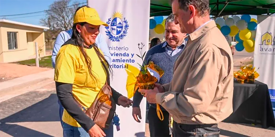 “El dinero estuvo” para dar solución a los más de 600 asentamientos, pero el FA lo “despilfarró”
Manini Ríos dijo que fue un tema de “prioridades, porque se tuvieron los recursos, pero se malgastaron el Pluna, Antel, Ancap, en concesiones a empresas
patriagrande.com.uy/2024/09/11/el-…