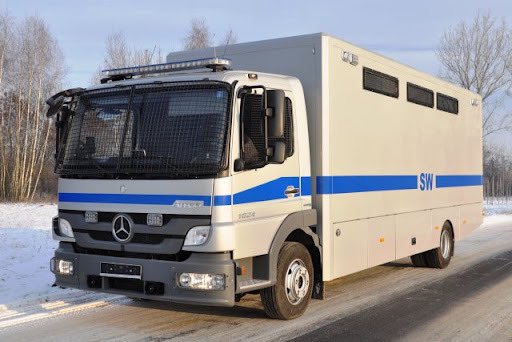 Chlopaku's tweet photo. ‼️ PILNE ‼️ 
Ryszard Czarnecki właśnie rozliczył kilometrówkę za srebrnego Mercedesa Atego https://t.co/IUHPVmxvkt