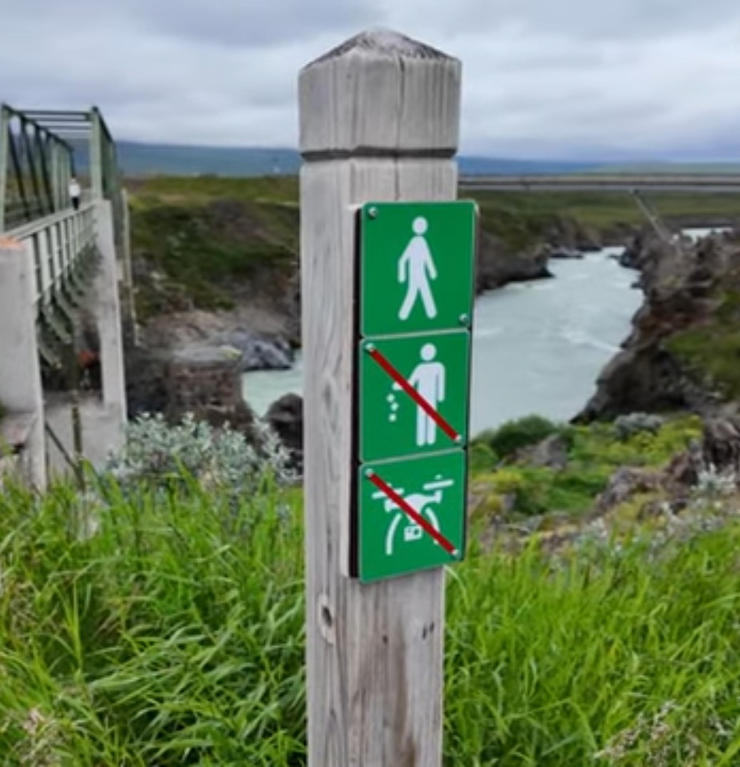 HoustonGal123's tweet image. Okay all, well I've seen a LOT of signs. First person to guess WHERE this is wins a free set of magnets or standard business cards. HINT: The NO's are NO dropping sugar cubes (yes sugar cubes) and NO flying drones.

#dimensionalsigns #boldsolutions #buildingsigns #3Dsigns...