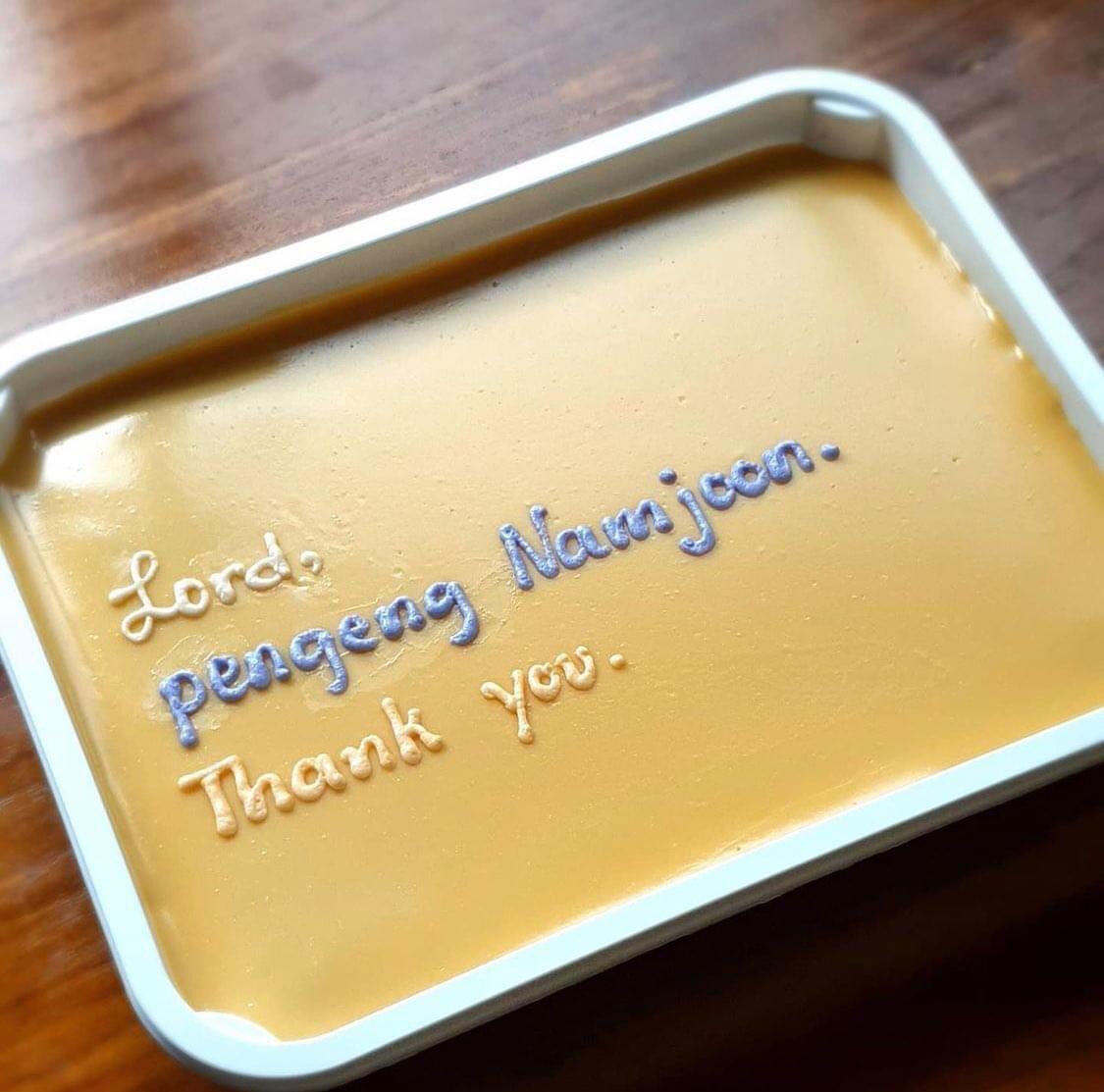 k1nGnAmj0on's tweet photo. Maligayang birthday Namjoon sana magustuhan mo itong cake para sayo https://t.co/EIqdoMuVRm