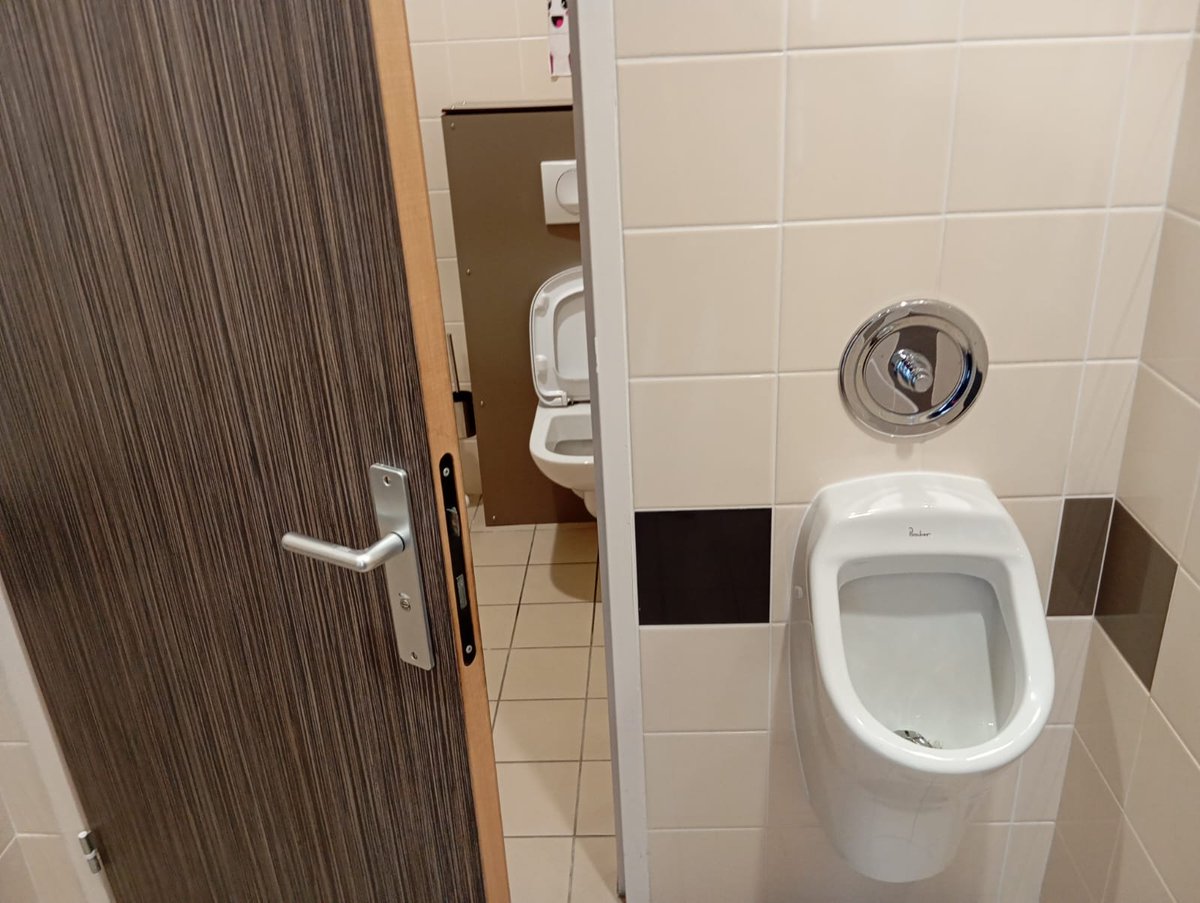 DesignErrands's tweet image. Very sensible arrangement: many surprising encounters ahead!

#DesignErrands #Doors #Interiors #Wayfinding

Image: ISEL, Le Havre, France, Septembre 2022. Credit RC.