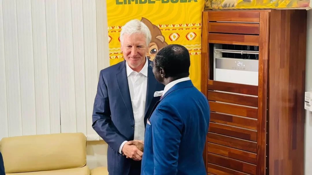 Nicolas_Paez_'s tweet photo. 🚨 #INFO !
Marc #BRYS est suspendu par le comité d’urgence de la #FECAFOOT pour une durée de 3 mois pour multiples dysfonctionnements.
Martin Ndtoungou #Mpile et David #Pagou assurent l’intérim. https://t.co/mhyBrHoVoS