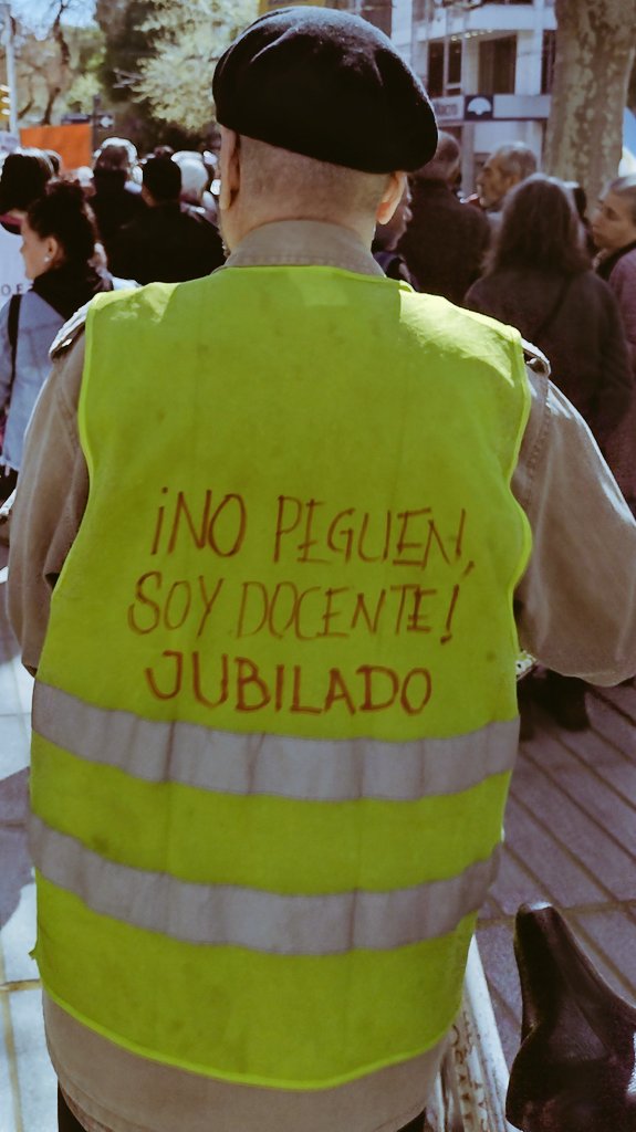 Nicoffer's tweet photo. Milei vino a Mza para reunirse con Cornejo y sus peones y comprar voluntades a favor del veto a los jubiladxs. @LisandroNieri quien había votado a favor del miserable aumento, ahora cambia su voto. En la calle se siente la bronca de jubiladxs y toda la sociedad. @PeriodismoDeIzq https://t.co/iJTb4Ztat7