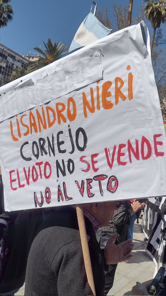 Nicoffer's tweet photo. Milei vino a Mza para reunirse con Cornejo y sus peones y comprar voluntades a favor del veto a los jubiladxs. @LisandroNieri quien había votado a favor del miserable aumento, ahora cambia su voto. En la calle se siente la bronca de jubiladxs y toda la sociedad. @PeriodismoDeIzq https://t.co/iJTb4Ztat7