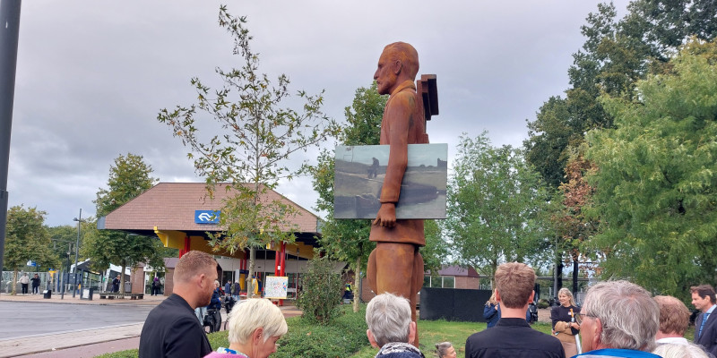 TreinSite's tweet photo. NS: Viering aankomst Van Gogh op station Hoogeveen https://t.co/KRqCzMZyY7 https://t.co/YbearZK5iG