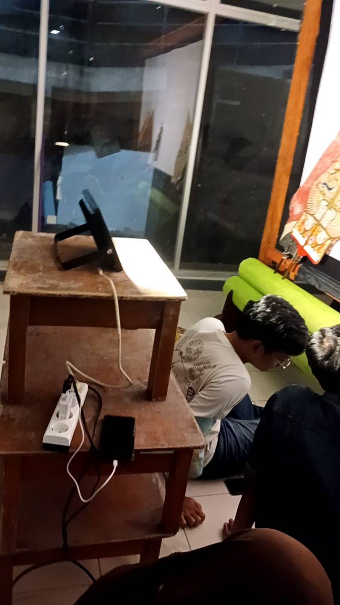 NevGi89's tweet photo. Masya Allahh, jam segini dikirimin video sama adik²ku PSTK @pstkitb @Tr0mb0sitChan . Bersyukur dan bangga buat Mbak/Mas yang jam segini masih semangat latihan di tengah keterbatasan tempat, tidak menyurutkan semangat untuk berproses nguri² kabudayan. Sehat² dan happyy selaluu https://t.co/hy17l9undh
