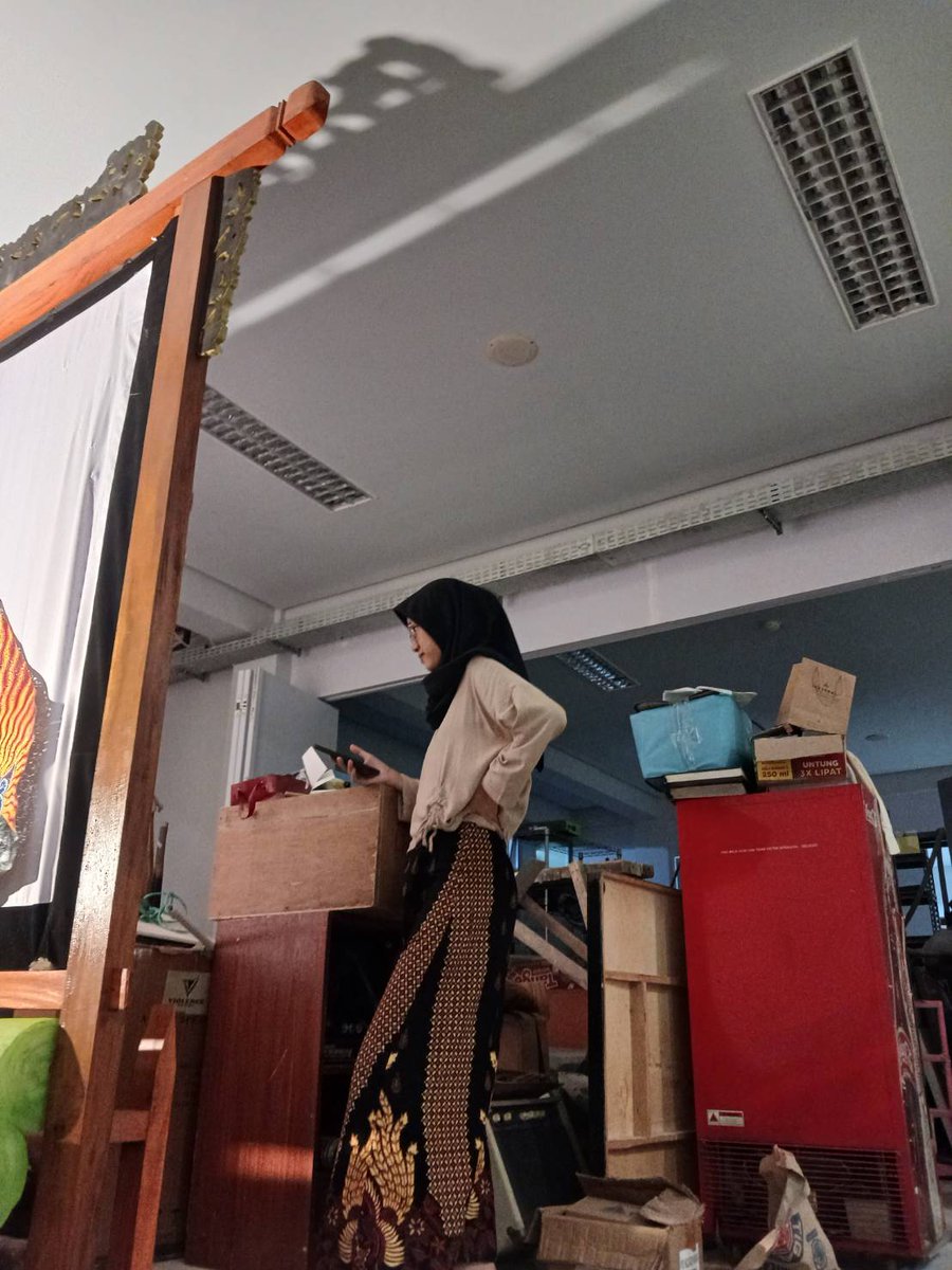 NevGi89's tweet photo. Masya Allahh, jam segini dikirimin video sama adik²ku PSTK @pstkitb @Tr0mb0sitChan . Bersyukur dan bangga buat Mbak/Mas yang jam segini masih semangat latihan di tengah keterbatasan tempat, tidak menyurutkan semangat untuk berproses nguri² kabudayan. Sehat² dan happyy selaluu https://t.co/hy17l9undh