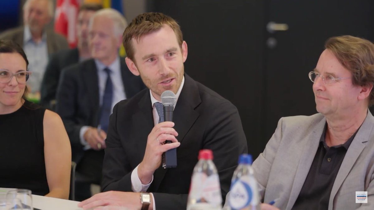 <a href="/ITEM_UM/">ITEM Expertise Centre (Maastricht University)</a> <a href="/ArthVanDijk/">CvdK Arthur van Dijk</a> <a href="/BollenAnouk/">Anouk Bollen</a> <a href="/ProvincieNH/">Noord-Holland</a> <a href="/KH_Lambertz/">Karl-Heinz Lambertz</a> <a href="/ErwinHoogland/">Erwin Hoogland</a> <a href="/ProvOverijssel/">Provincie Overijssel</a> <a href="/beneluxunion/">Benelux Union</a> #EVENT | Now: the future of cross-border cooperation and available (EU) instruments. <a href="/GouverneurOVL/">Gouverneur Carina Van Cauter</a> presents the example of Schakelpunt, between 🇳🇱 &amp; 🇧🇪.

Together with MEPs <a href="/DirkGotink/">Dirk Gotink</a> and @RaquelGarciaHer, we discuss the use of EU-regulations and financing for (border) regions.