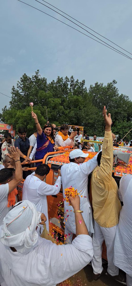 Bansuri Swaraj (@bansuriswaraj) on Twitter photo आज हरियाणा के बादली विधानसभा क्षेत्र से भाजपा प्रत्याशी, भाजपा राष्ट्रीय मंत्री श्री <a href="/OPDhankar/">Om Prakash Dhankar🇮🇳</a> जी के नामांकन पत्र दाखिल के शुभ अवसर पर आयोजित जन आशीर्वाद सभा में हरियाणा के माननीय मुख्यमंत्री श्री <a href="/NayabSainiBJP/">Nayab Saini</a> जी, सांसद श्री <a href="/RamvirBidhuri/">Ramvir Singh Bidhuri</a> जी एवं सांसद श्रीमती <a href="/kjsehrawat/">Kamaljeet Sehrawat</a> जी आज हरियाणा के बादली विधानसभा क्षेत्र से भाजपा प्रत्याशी, भाजपा राष्ट्रीय मंत्री श्री <a href="/OPDhankar/">Om Prakash Dhankar🇮🇳</a> जी के नामांकन पत्र दाखिल के शुभ अवसर पर आयोजित जन आशीर्वाद सभा में हरियाणा के माननीय मुख्यमंत्री श्री <a href="/NayabSainiBJP/">Nayab Saini</a> जी, सांसद श्री <a href="/RamvirBidhuri/">Ramvir Singh Bidhuri</a> जी एवं सांसद श्रीमती <a href="/kjsehrawat/">Kamaljeet Sehrawat</a> जी