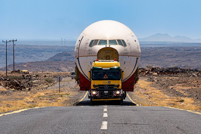 ALMISNID's tweet photo. تأملات رقمية .. في 3 طائرات سعودية

✈️ الطائرة في الصورة من طراز بوينغ 777-300ER.
✈️ يبلغ وزنها الفارغ، بدون وقود أو ركاب، حوالي 160 طن، ما يعادل حمولة 160 سيارة بيك آب‼️
✈️ تأمل كيف يحمل الطائرة على مدرج المطار فقط 14 عجلة، بينما يتطلب نقلها على الأرض باستخدام شاحنات عملاقة نحو 100 عجلة لضمان استقرارها وحملها بأمان‼️

✈️ والأعظم من ذلك، تأمل كيف سخر الله لنا الهواء ليحمل هذه الطائرة الضخمة، بوقودها وركابها وحمولتها، بدون عجلات، وكأنها ريشة تطير في السماء... فسبحان الله (وسخر لكم ما في السموات وما في الأرض) و (سُبْحَانَ الَّذِي سَخَّرَ لَنَا هَٰذَا وَمَا كُنَّا لَهُ مُقْرِنِينَ).

@Turki_alalshikh #بوليفارد_Runway 
#الرياض  #موسم_الرياض