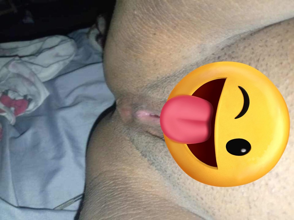 Karlasexy96's tweet photo. Quieres ver la foto sin el emoji. Ayúdame con Rt ♥️😘 https://t.co/B5iQjo2PEP
