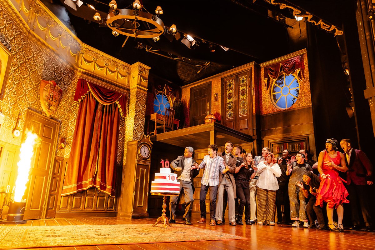 The Play That Goes Wrong extends West End run into 2026 whatsonstage.com/news/the-play-…